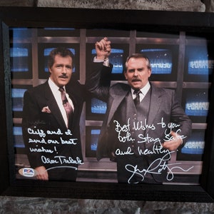 Foto emoldurada autografada de Alex Trebek e John Ratzenberger Jeopardy and Cheers, 8 x 10 polegadas, com certificado de autenticidade da PSA