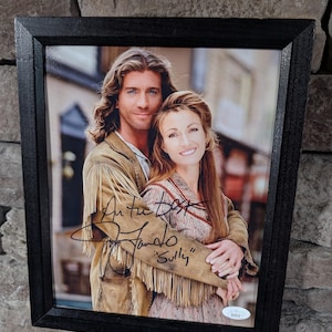 ジョー・ランドー、バイロン・サリー、ドクター・クイン、メディスン・ウーマンのサイン入り8 x 10インチ額入り写真（JSA発行の証明書付き）