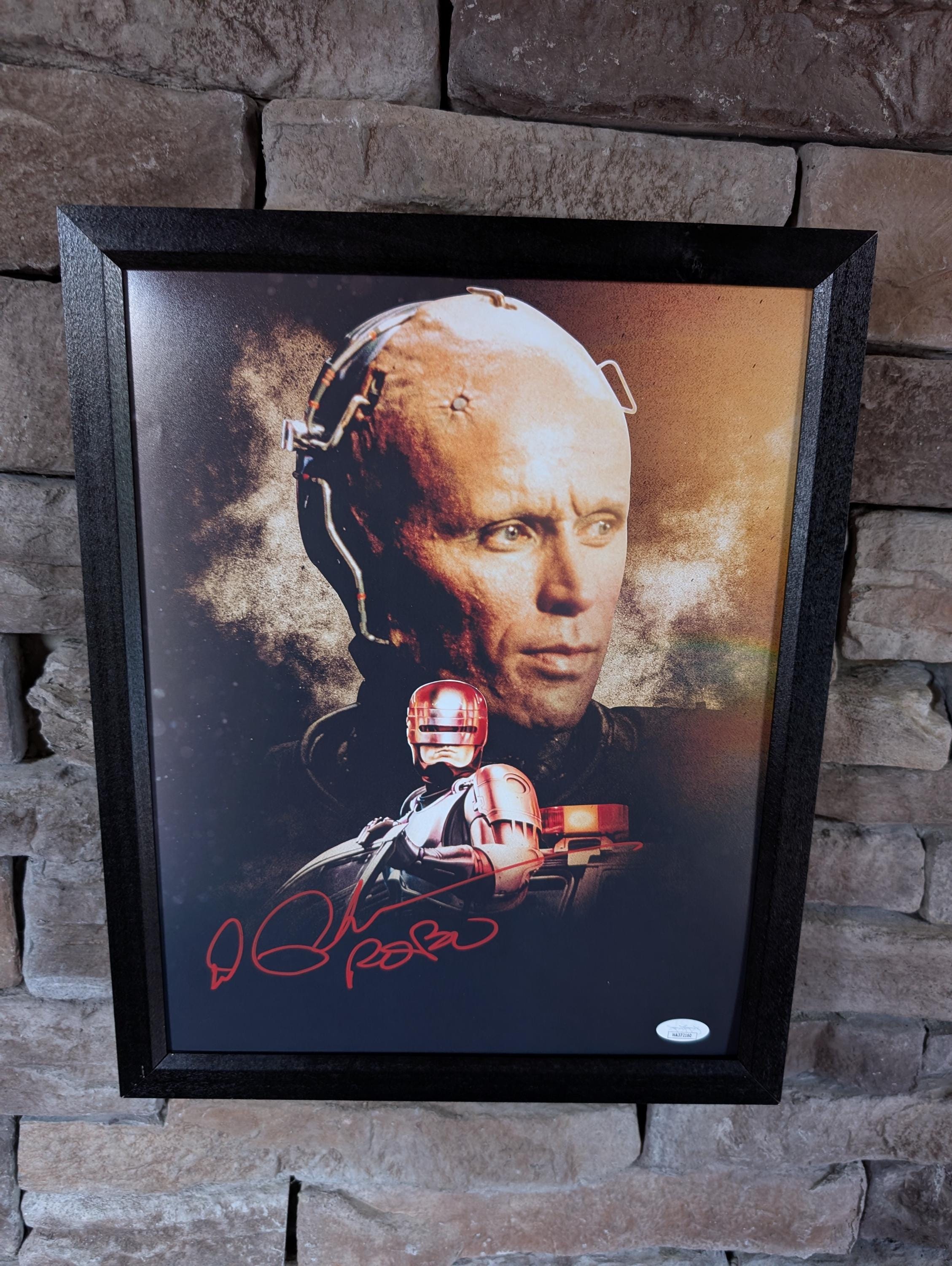 ピーター・ウェラー　ロボコップ　直筆サイン ピーター・ウェラーのサイン入りロボコップ11 x 14インチ額入り写真