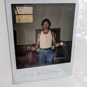 Fotografías Polaroid originales de la década de 1990 de prisioneros enviados a sus hogares para sus esposas, novias y amigos por correspondencia. Fotos únicas de cartas de amor en prisión