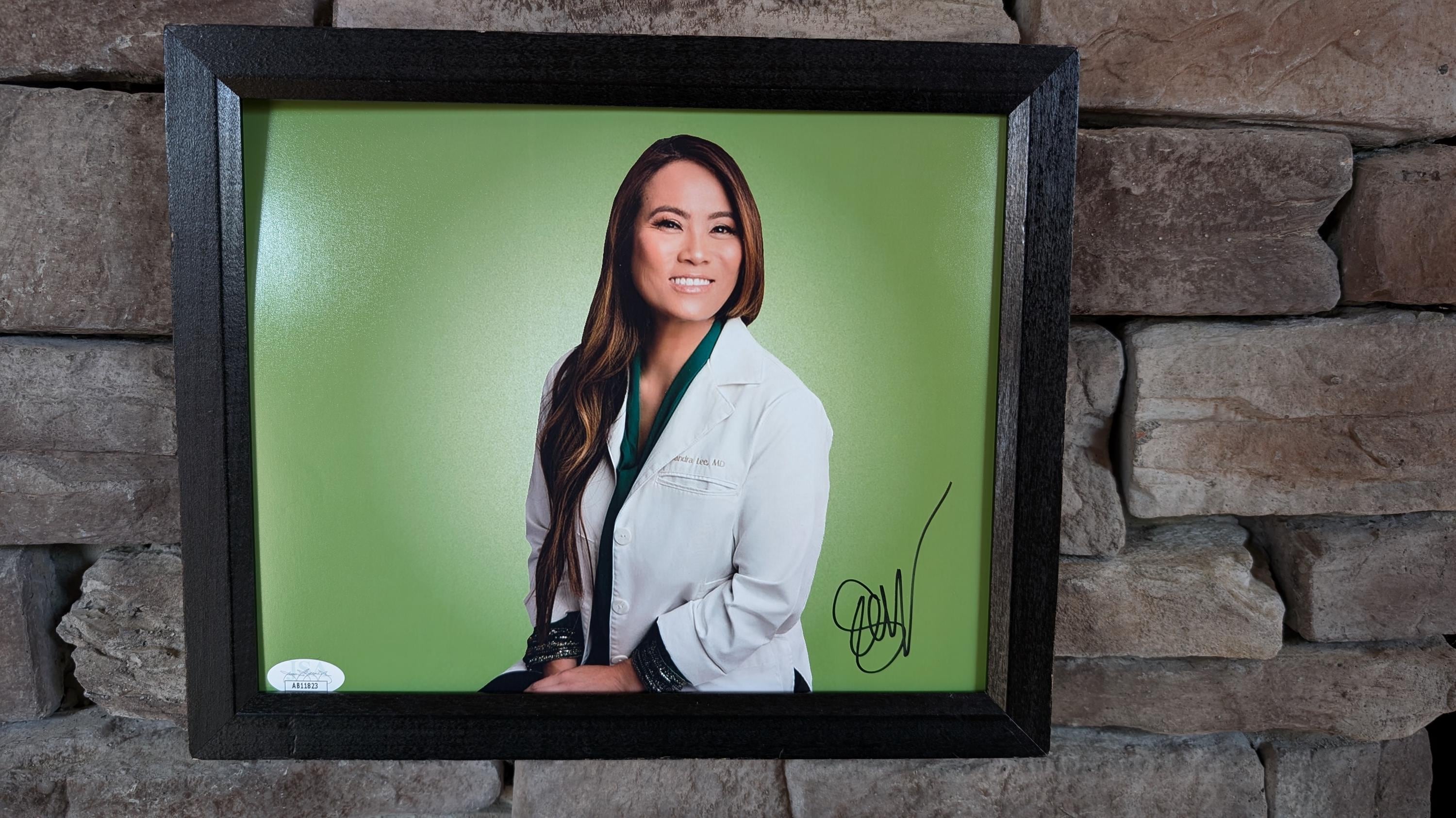 Gesigneerde Dr. Pimple Popper Sandra Lee 8 x 10 inch ingelijste foto met certificaat van echtheid van JSA