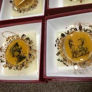 ヴィンテージのヒュンメル ゴールド クリスマス ツリー オーナメント 29 個セット。