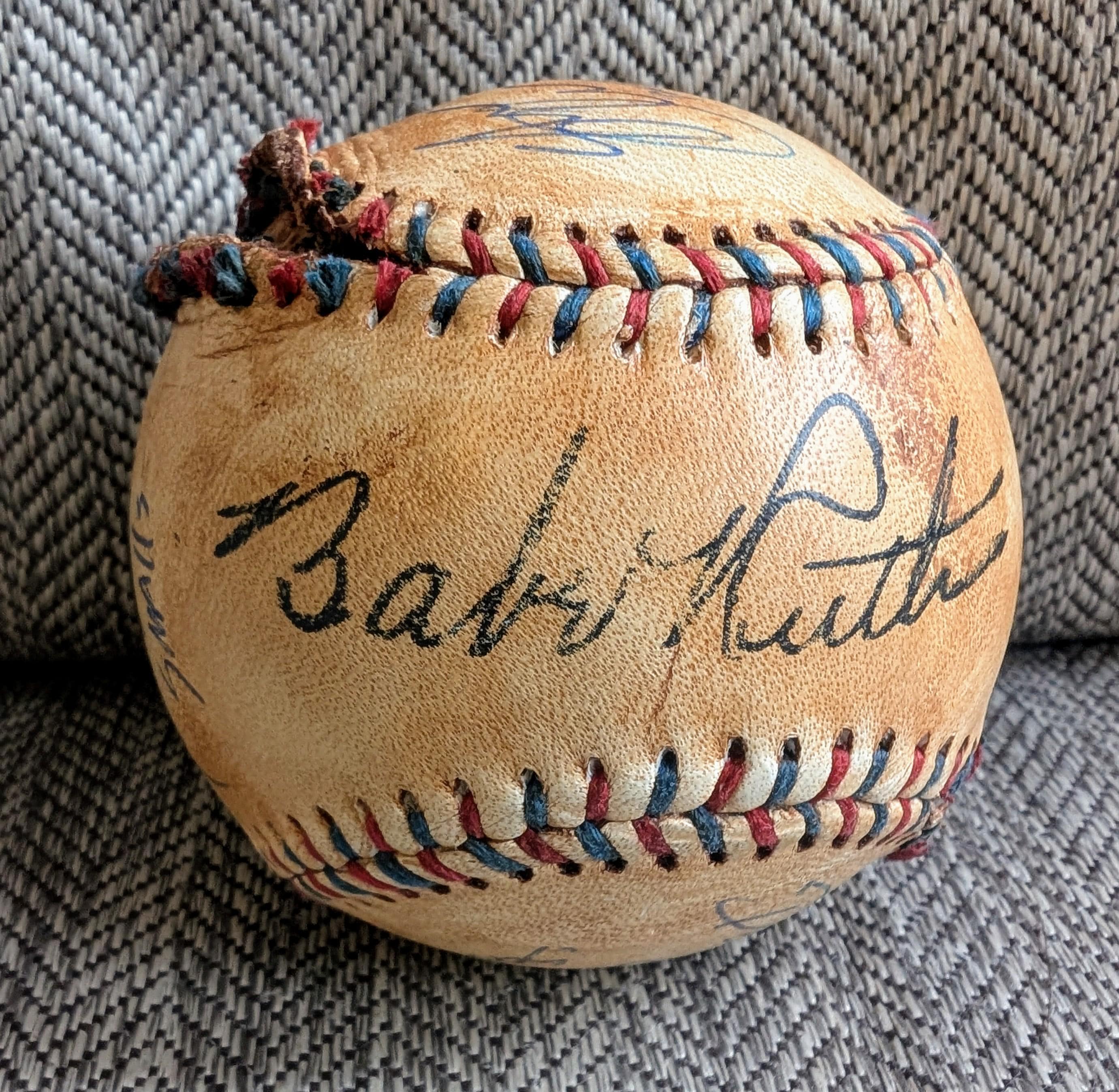 Réplica autografiada de The Sandlot de Babe Ruth Ball masticada y firmada por 8 miembros del elenco: Patrick Renna, Chauncy, Leopardi, Grant Gelt y más.