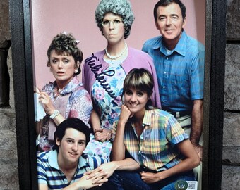 Autographed Vicki Lawrence Thelma Harper Mamas Family. 8x10 inch framed photo with certificate of authenticity from Beckett