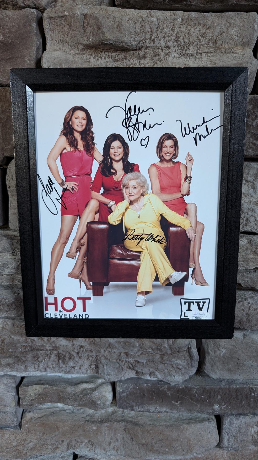 Autographed Hot in Cleveland Cast Betty White Valerie Bertinelli
