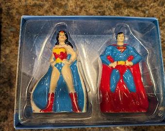 Justice League Superman VS Wonder Woman Salière et poivrière dans leur emballage d'origine.