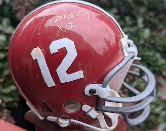 Casco mini de Alabama Crimson Tide, autógrafo de Joe Namath. Firmado con su nombre completo, Joe Willie Namath, y certificado de autenticidad de JSA Rare.