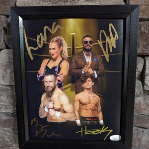 Könnte beinhalten: Ein gerahmtes Schwarzweißfoto von vier Personen in einem Boxring. Das Foto ist von allen vier Personen signiert. Die Unterschriften sind in goldener Tinte. Die Personen auf dem Foto tragen Boxausrüstung. Das Foto ist in einem schwarzen Rahmen gerahmt.