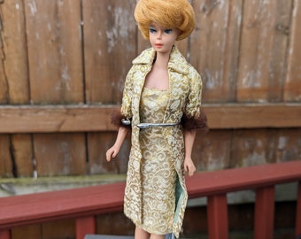 1960 年代のヴィンテージ バービー人形、ドレスとアクセサリー付き