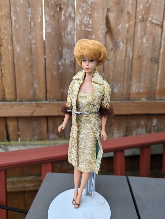 1960 年代のヴィンテージ バービー人形、ドレスとアクセサリー付き
