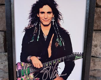 ギター界のレジェンド、スティーヴ・ヴァイのサイン入り8 x 10インチ額