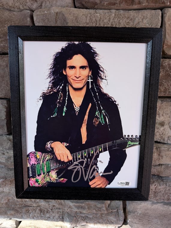 ギター界のレジェンド、スティーヴ・ヴァイのサイン入り8 x 10インチ額