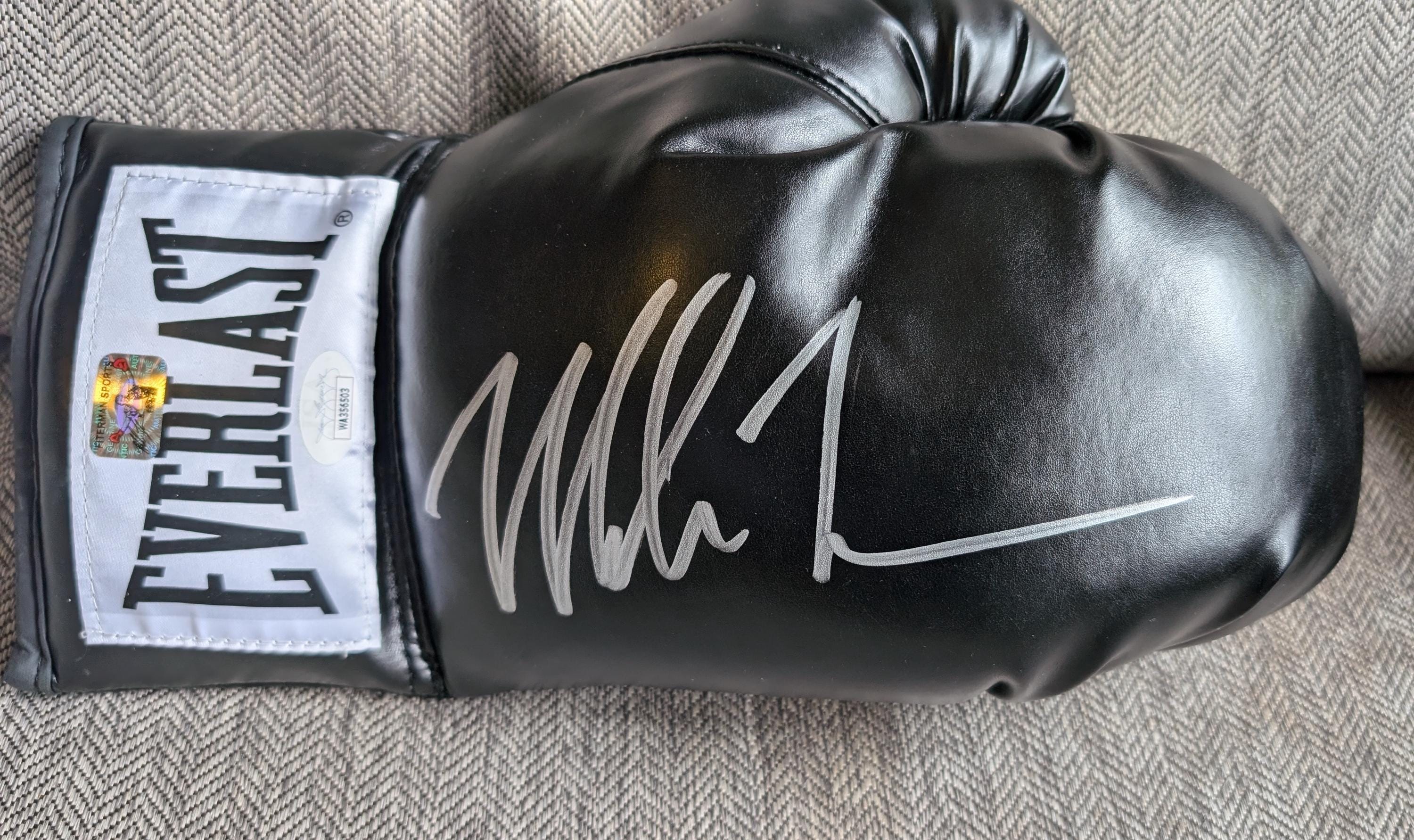 JSAの証明書付き、マイク・タイソンのサイン入りボクシンググローブ