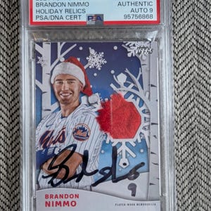 Gesigneerde Brandon Nimmo NY Mets Topps Relikwie honkbalkaart Nimmo versleten kerstmuts patch gecertificeerd authentiek en ingekapseld door PSA