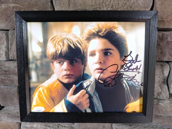 コーリー・フェルドマンのサイン入りグーニーズ8 x 10インチ写真（JSA