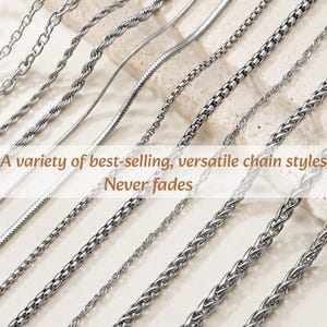 Puede incluir: Una colección de cadenas de metal en tono plateado con varios estilos de eslabones, incluyendo patrones de cable, cuerda, serpiente, caja y trigo. La imagen contiene el texto: A variety of best-selling, versatile chain styles. Never fades.