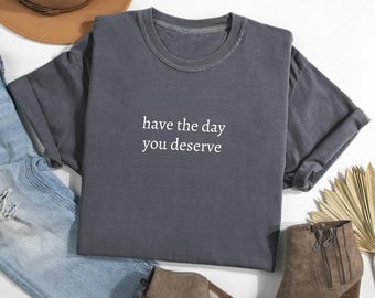 Camiseta "Ten el día que te mereces", regalo de amabilidad, ropa inspiradora, camisetas positivas, camisetas sarcásticas, camiseta motivacional