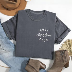 Comfort Colors Cool Dog Moms Club シャツ、犬ママシャツ、動物愛好家へのギフト、犬好きシャツ、犬ママへのギフト