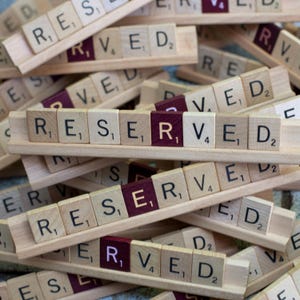 Letrero para eventos con asientos de mesa RESERVADOS / Reciclado, ecológico / Fichas de Scrabble genuinas