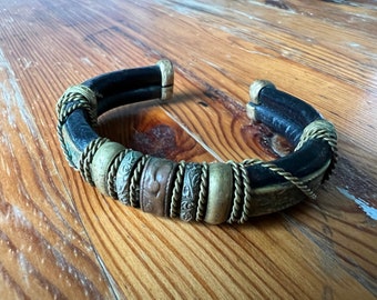Pulsera vintage de latón grabado y brazalete de cuero