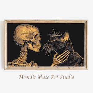 Puede incluir: Un esqueleto dorado con un cráneo humano y un gato negro mirándose el uno al otro sobre un fondo negro. La mano del esqueleto está tocando suavemente el cuello del gato. La imagen está enmarcada en un marco de madera claro. "Moonlit Muse Art Studio" está escrito debajo del marco.