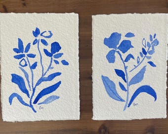Par de acuarelas florales originales sobre papel hecho a mano en tonos azul y blanco.