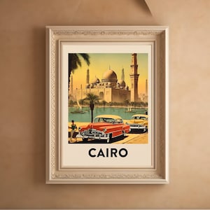 Może przedstawiać: Winietkowy plakat podróżniczy przedstawiający kolorową ilustrację meczetu w Kairze w Egipcie. Plakat przedstawia czerwony samochód jadący obok meczetu, z palmami i akwenem wodnym w tle. Tekst "KAIRO" jest nadrukowany na dole plakatu.