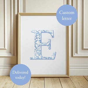 Impressão de letras personalizadas Toile Chinoiserie, arte de parede para neta de quarto azul claro, decoração de cowgirl costeira, pôster de monograma de Delft, presente para ela