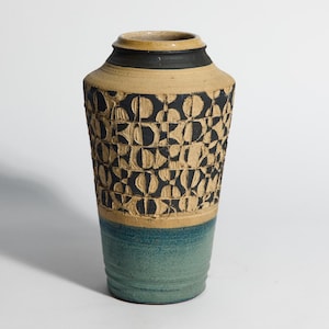 Vintage Hand geworfen Studio Keramik Vase ~ Großes, geometrisches Design ~ Blumenstrauß und Blumengefäß ~ Künstler signiert