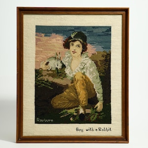 Vintage Crewel Stickerei Kunst ~ “Junge mit Hase” von Raeburn ~ Filigrane Holzgerahmte Textilkunst ~ Porträt ~ Romantik
