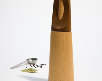 Ovale Holzsalz- oder Pfeffermühle von Dansk ~ Danish Modern Design ~ Duotone Holz ~ Neuwertig ~ Mid Century Modern Kitchenware