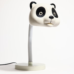 Vintage Keramik Panda Svanhalslampa ~ Klassisk Vit och Svart med Tung Rund Fot ~ Nästan Perfekt Skick och Perfekt för Barnrum