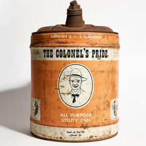 Vintage 5 gallon The Colonel&#39;s Pride Utility Can ~ Rustiek metalen gasblik, boerderijdecor, schuurvondst, country primitief ~ oranje en wit