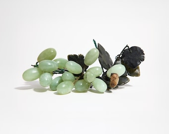 Vintage Jade-Weintraube aus Marmor Alabaster mit Steinblättern ~ Befestigung am Holzstamm über Draht ~ Chinesisches Feng Shui