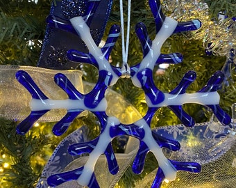 Ornamenti di fiocco di neve in vetro fuso blu e bianco