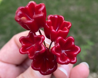 Fiori di vetro rosso su filo di rame - set di 5