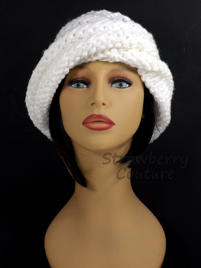 Front view of a mannequin wearing a white Ombretta chemo cloche hat, featuring a Mobius strip design with a cozy and modern appeal