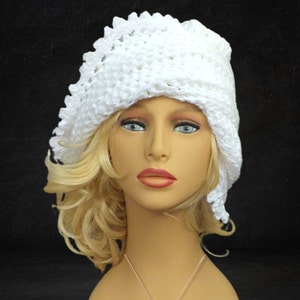 Mannequin head showcasing a white Vintage 1700s Mobius crochet hat with a 1940s flapper cloche design, featuring a broad brim and a textured look for retro women's fashion