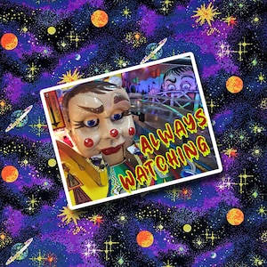 Funhouse Pinball "Always Watching" (x1) Decalcomania adesivo impermeabile in vinile lucido fustellato premium (2,5 "x 2") Vibrazioni arcade della vecchia scuola!