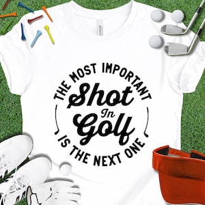 Camiseta de golfe engraçada – a tacada mais importante no golfe é a próxima camiseta gráfica com letras pretas – presente para amantes de golfe