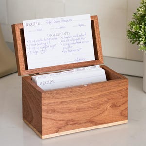 Boîte de recettes personnalisée en bois, boîte de recettes personnalisée avec cartes et intercalaires, cadeau de pendaison de crémaillère personnalisé