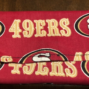 SF 49ers FOOTBALL Insignias Baumwollstoff Geldbörse, 3 Fächer für Ausweis, Kreditkarten, Münzen & Papiergeld, Wonder Wallet von Lazy Girl Designs