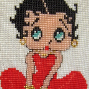 Betty Boop pärlbild: Vävd konst i röd klänning