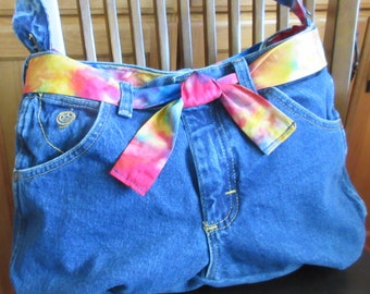 Recycled Wrangler Jeans Geldbörse: Umhängetasche im Batikmuster