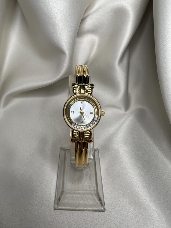 Elegant Avon Women display picture 1