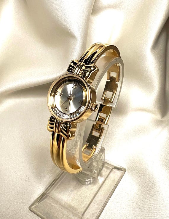 Elegant Avon Women display picture 1