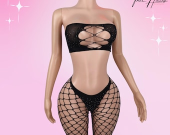 Op de afbeelding: Zwarte mesh lingerie set met een strapless top en shorts. De top heeft een kruislings ontwerp en de shorts hebben een ruitpatroon. De set is versierd met strass.