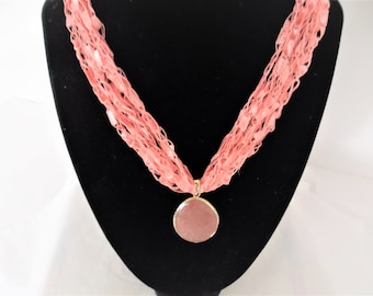 Rosa gehäkelte Halskette mit lachsfarbenem Anhänger, Verstellbar