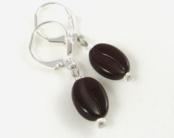 Donkerbruine glanzende koffieboon oorbellen met verzilverde hendel achter oordraden