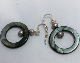 Glanzende houtskoolgrijze schaal bungelt met zoetwaterparels en sterling zilver